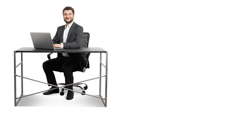 Mit der xxv24 Betriebsinhaltsversicherung kann der Mann zufrieden am Schreibtisch mit dem PC arbeiten