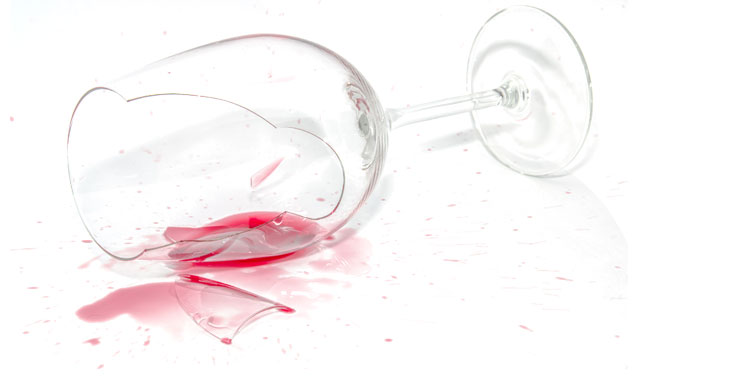 Die xxv24 Privathaftpflichtversicherung erstattet die Kosten für das kaputte Weinglas