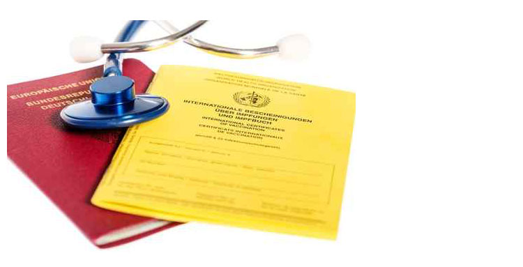 Mit der Deutsche Familienversicherung Reisekrankenversicherung und dem Impfausweis sicher im Urlaub