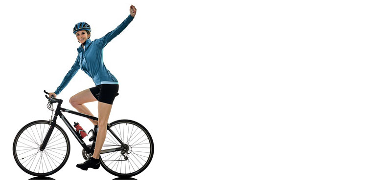 Glückliche Frau auf Fahrrad mit GVO Fahrradversicherung