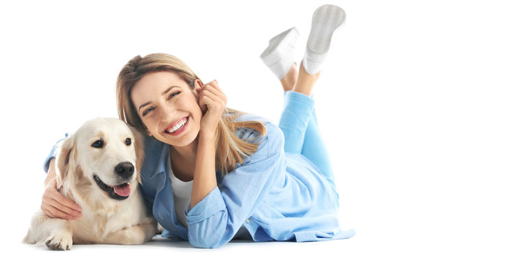 Mit der Hanse-Merkur Hunde-OP-Versicherung lächelt nicht nur die Frau, sondern auch der Hund